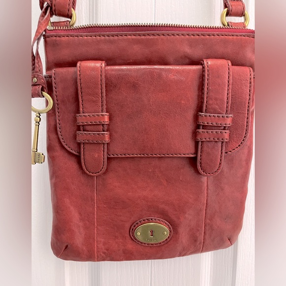 Red Fossil Crossbody bag. - Picture 2 of 7